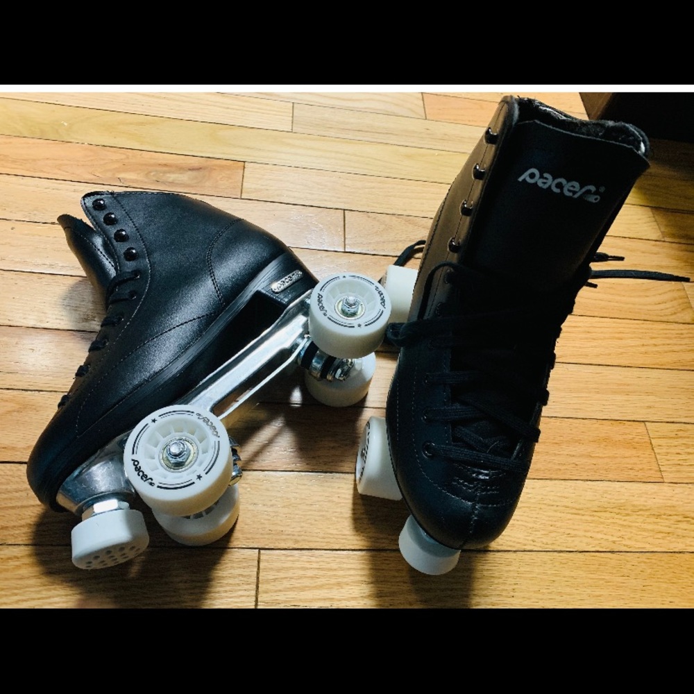Black Pacer woman’s size 8 with pink skate bag